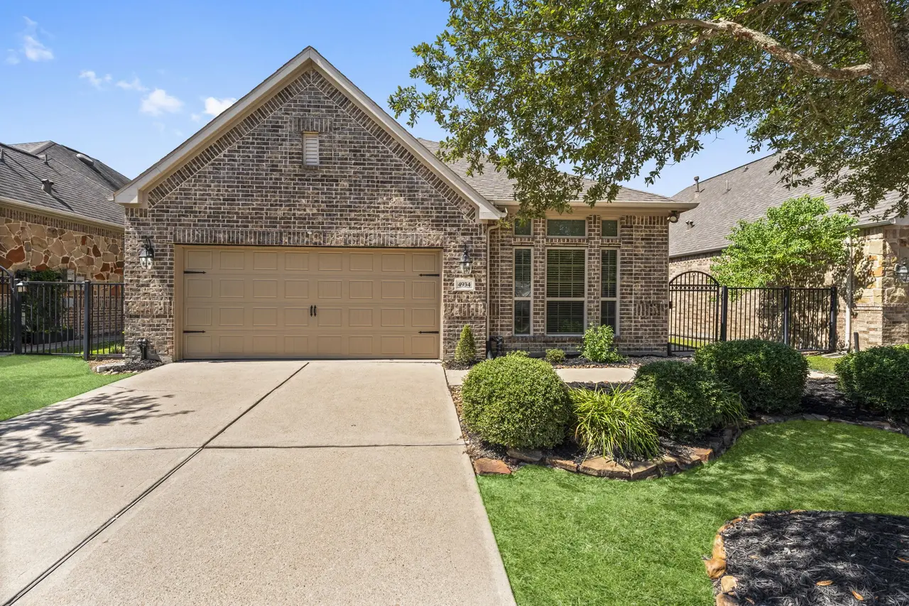 Katy, TX 77494| 2 beds| 2 baths| $385,000